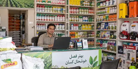 زرعی دوکان پر بیٹھا ہوا دوکاندار